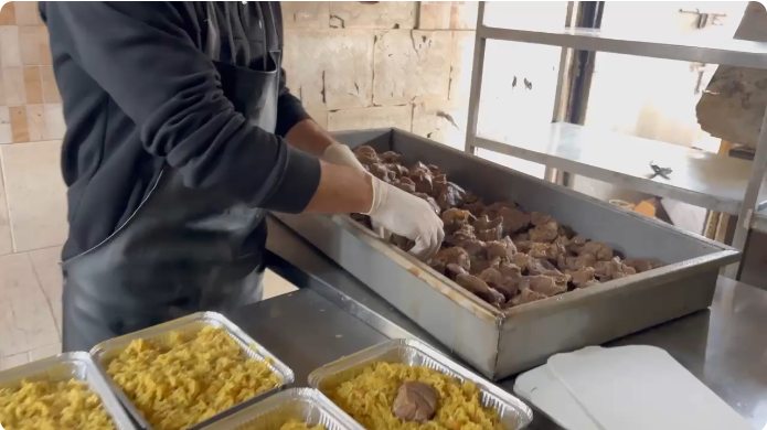 إحسان للإغاثة الإنسانية تقدم وجبات الإفطار يوم ٣ رمضان