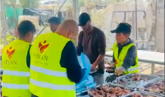 تقديم الوجبات الساخنة لأهلنا النازحين جنوبي قطاع غزة الجمعة 28 شباط