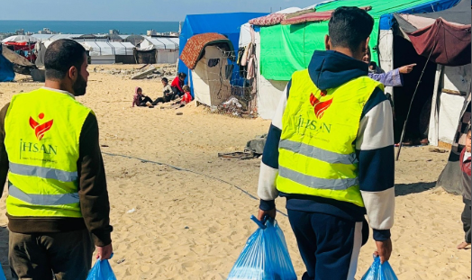 تقديم الوجبات الغذائية في مخيم العائدين جنوبي قطاع غزة الأربعاء 26 شباط