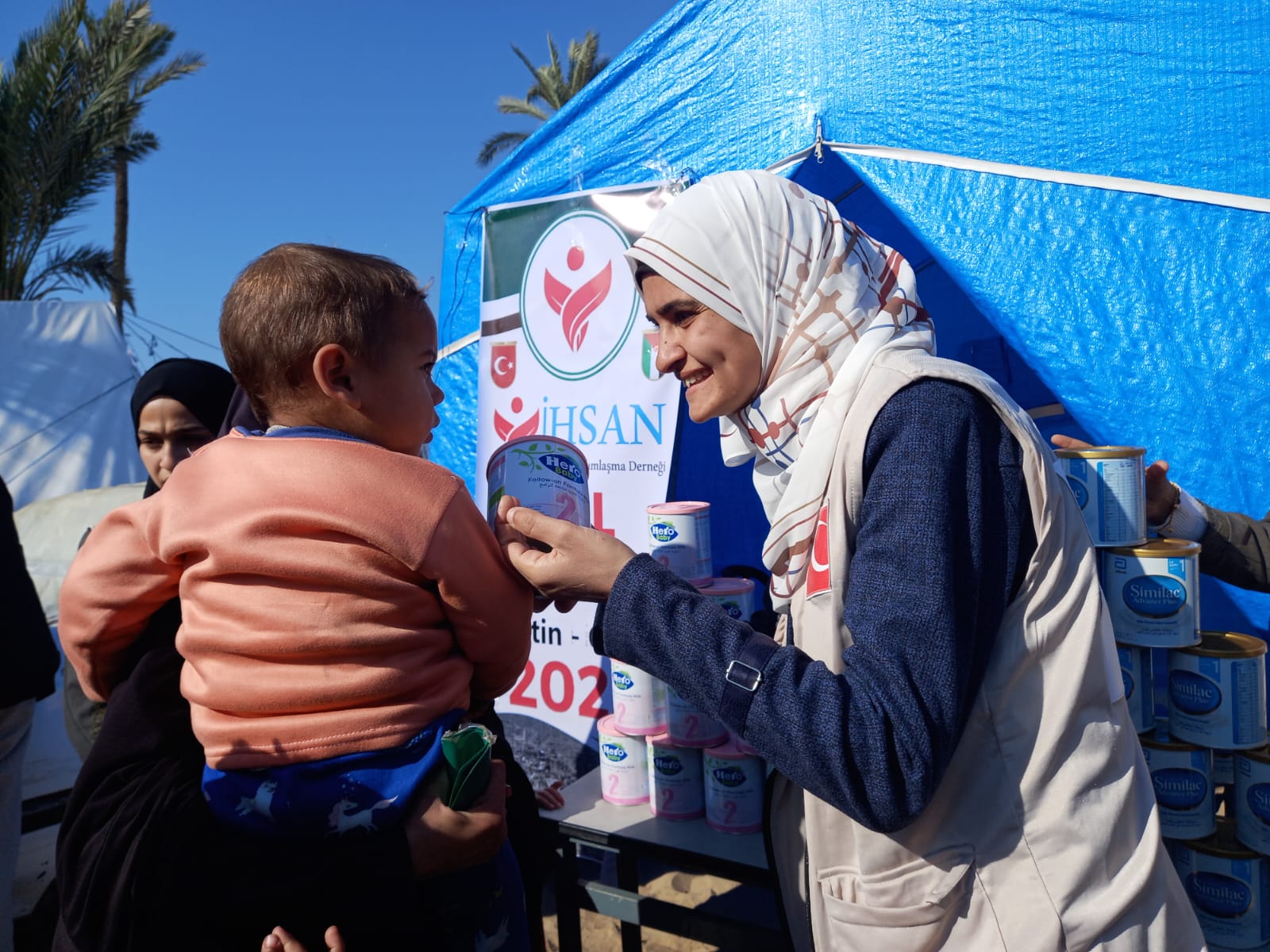 تقديم حليب الأطفال للعائلات النازحة في الخيام جنوبي قطاع غزة