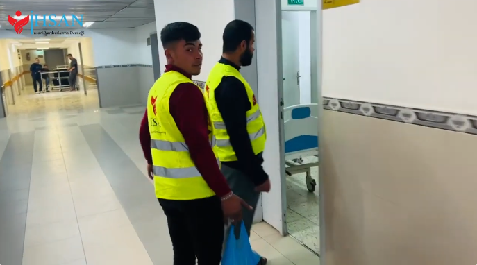 احسان للاغاثة الانسانية توزع وجبات ارز ولحم في مشفى ناصر الطبي في خانيونس