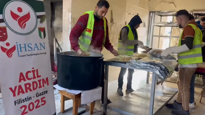 إحسان للإغاثة الإنسانية تقدم وجبات الطعام للنازحين ١٣شباط شمال قطاع غزة