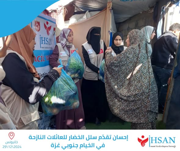 تقديم سلل الخضار للعديد من العائلات النازحة في الخيام جنوبي القطاع