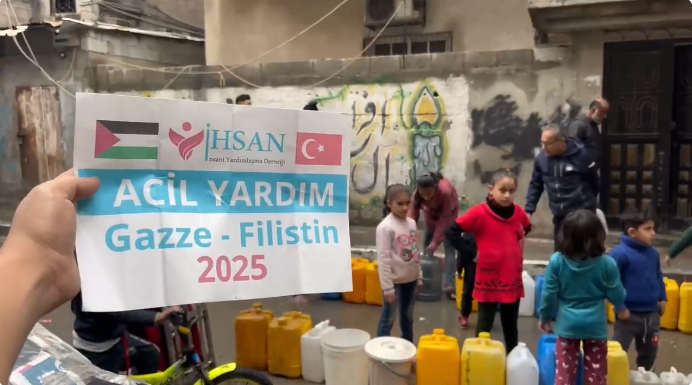 توزيع مياه الشرب النقية على النازحين شمال قطاع غزة