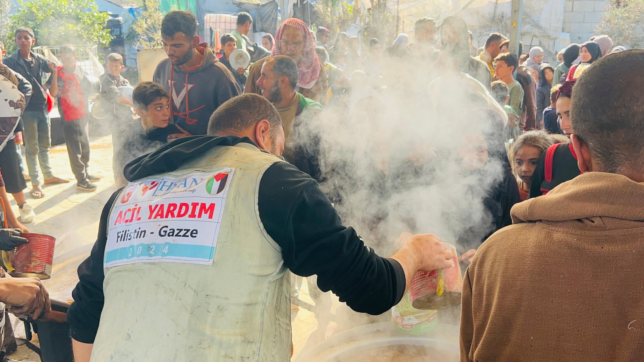 تكية إحسان الخيرية الثانية تقدم وجبات لمئات العائلات النازحة في الخيام