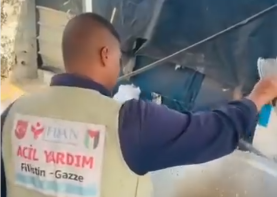 تقديم الوجبات في الخيام جنوبي قطاع غزة