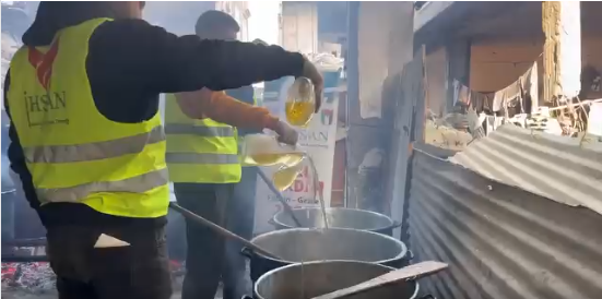 تقديم وجبات غذائية للنازحين العائدين جنوب القطاع