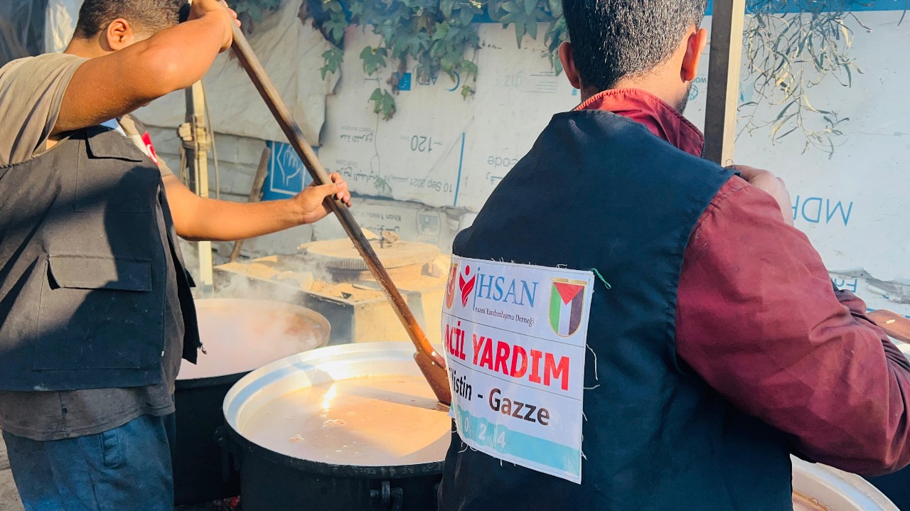 تواصل مؤسسة إحسان للإغاثة الإنسانية تقديم وجبات للنازحين في الخيام جنوبي قطاع غزة