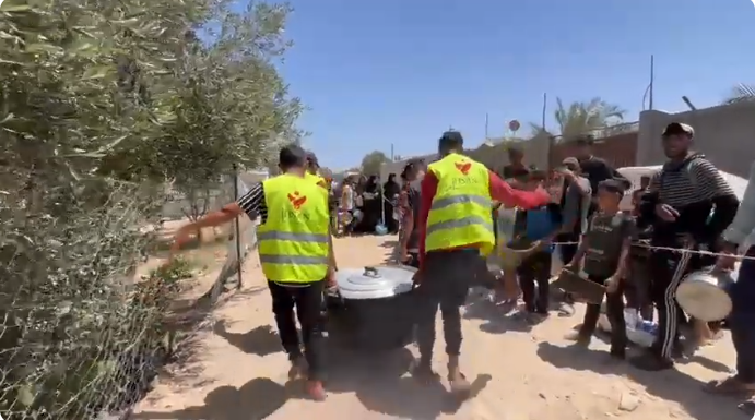 تكية إحسان للاغاثة الإنسانية تستمر بتقديم وجبات الطعام