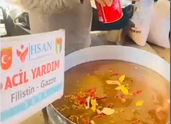 تقديم وجبات دجاج لأهلنا النازحين في الخيام جنوبي قطاع غزة