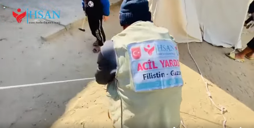 تركيب خيمة لأحد العائلات من أهلنا النازحين جنوبي قطاع غزة