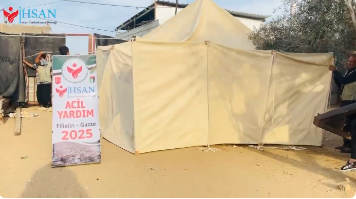 تسليم خيمة في ١٣/١/٢٠٢٥لإحدى العائلات جنوب قطاع غزة