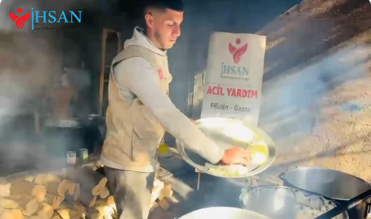 تكيّة إحسان الخيرية في دير البلح تقدم الوجبات للناس والمتضررين