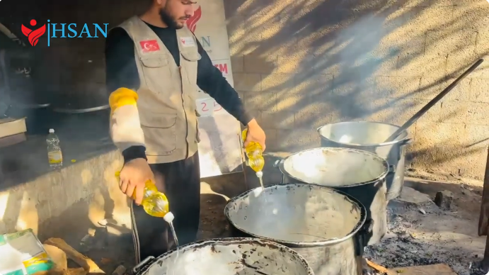 تقديم الوجبات الغذائية لأهلنا النازحين هناك يوم الثلاثاء 7 كانون الثاني