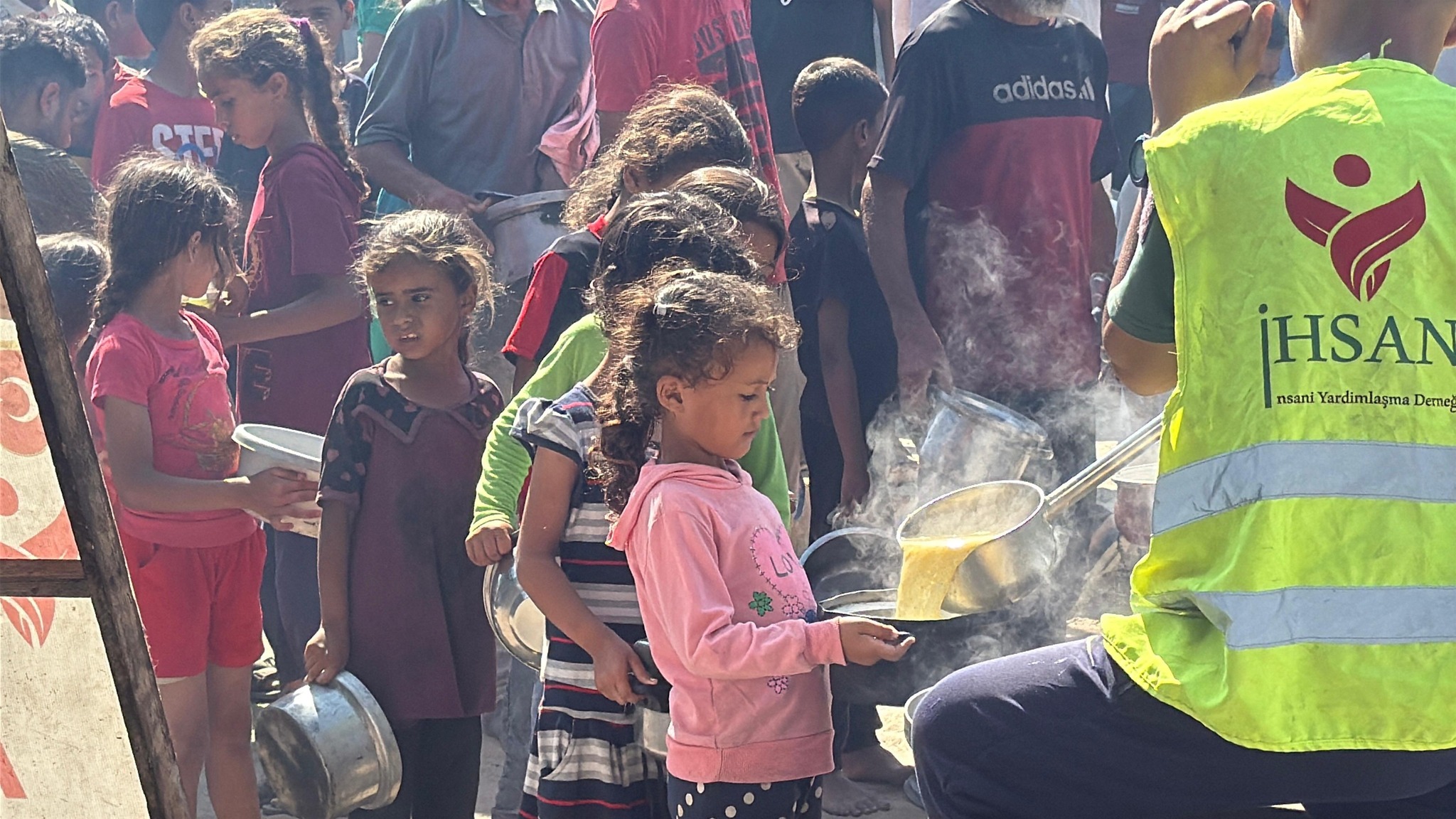 تقديم وجبات غذائية لأهلنا النازحين في الخيام جنوب قطاع غزة