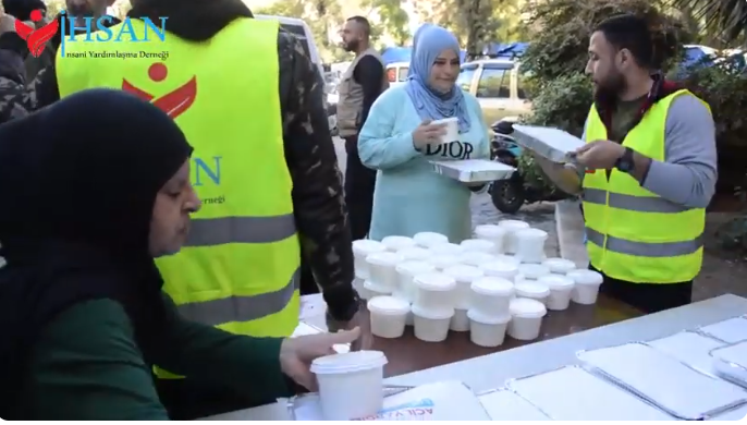 توزيع وجبات للنازحين جنوب لبنان