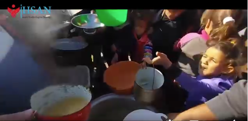 تقديم الوجبات عن طريق التكية الثانية لمؤسسة إحسان للإغاثة الإنسانية