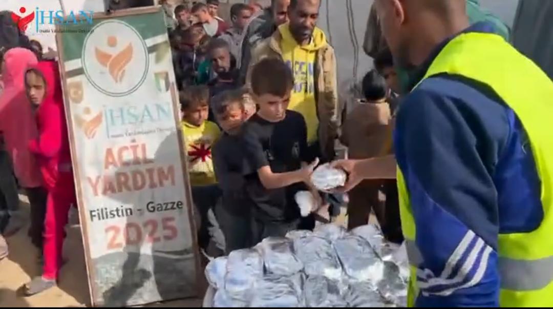 إحسان للإغاثة الإنسانية توزّع وجبات طعام ساخنة على الأسر المتعففة والأيتام في جنوب قطاع غزة