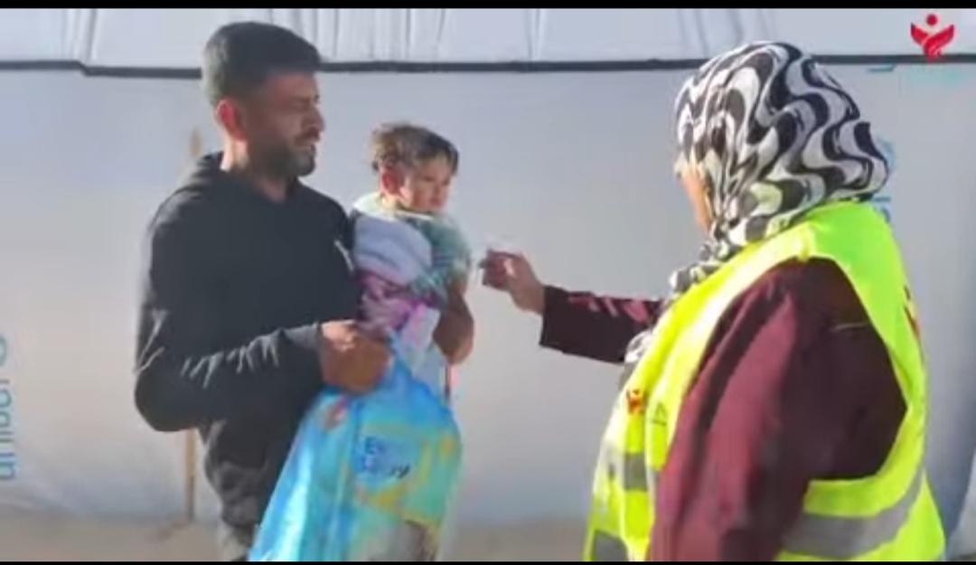 إحسان توزّع الحليب وحفاضات الأطفال على الأسر النازحة جنوب قطاع غزة