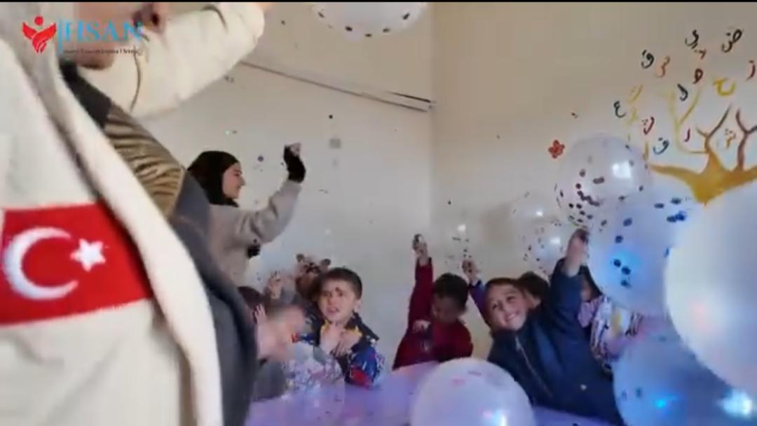 إحسان للإغاثة الإنسانية توزّع كسوة الشتاء على أطفال مخيم خان الشيح