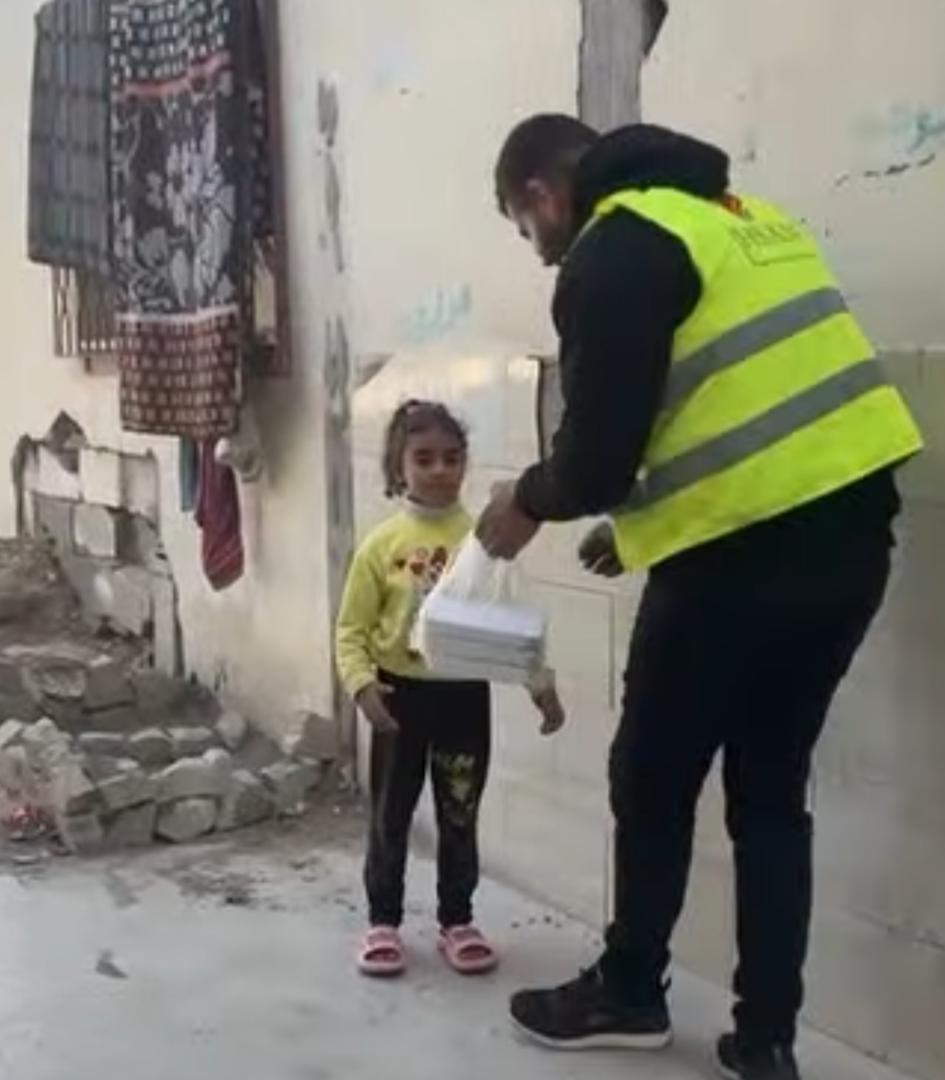 إحسان للإغاثة الإنسانية توزع وجبات الطعام الساخنة على النازحين والمتضررين في مخيمات شمال قطاع غزة لدعم صمود الأهالي وتخفيف معاناتهم الإنسانية.