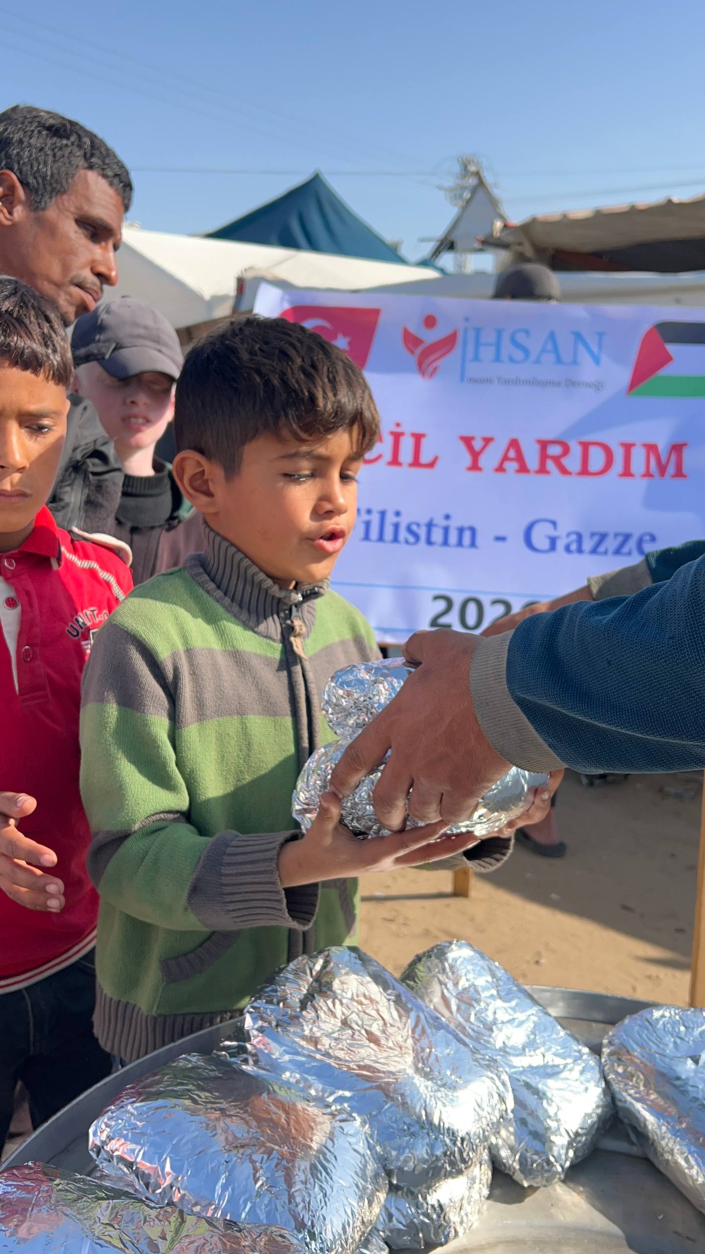 إحسان تواصل توزيع وجبات الطعام الساخنة للنازحين جنوب غزة