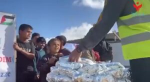 أطفال يستلمون وجبات ساخنة