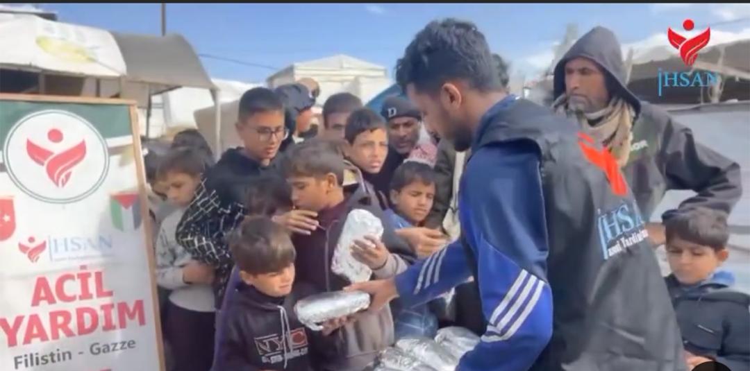 تكيات إحسان للإغاثة الإنسانية تواصل تقديم وجبات ساخنة للنازحين جنوب قطاع غزة