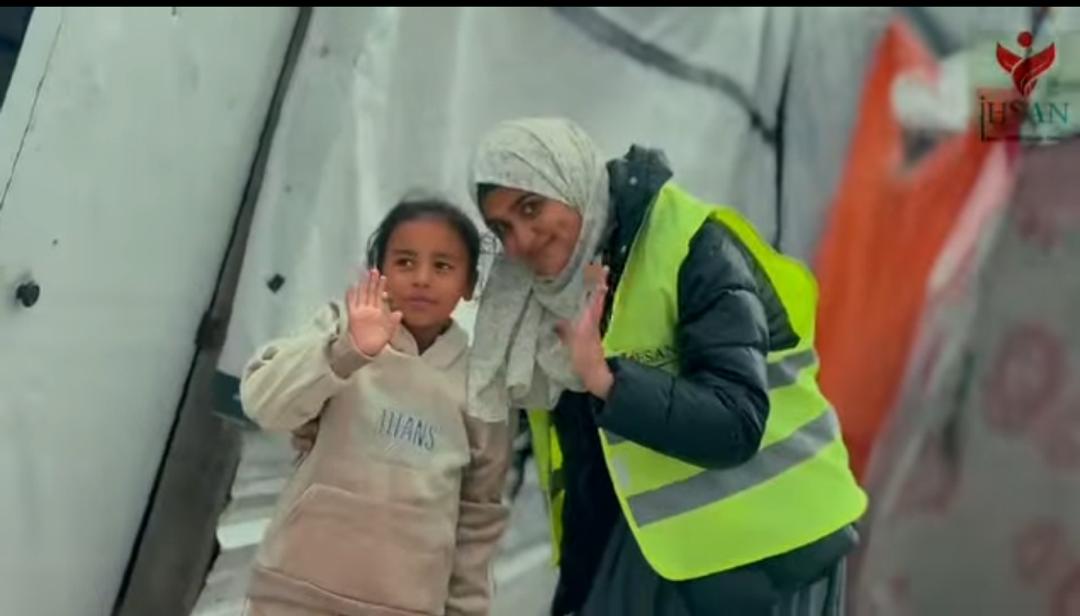 إحسان للإغاثة الإنسانية تنفذ حملة توزيع ملابس شتوية للأطفال في مخيمات النزوح