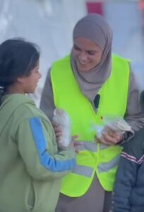 نفذت مؤسسة إحسان للإغاثة الإنسانية مبادرة لتوزيع وجبات الشاورما على الأطفال الأيتام داخل مخيمات النزوح جنوب قطاع غزة المحاصر