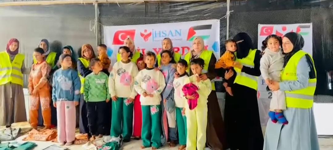 إحسان للإغاثة الإنسانية تقدم كسوة الشتاء لـ 200 طفل نازح جنوب قطاع غزة