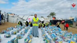 إحسان للإغاثة الإنسانية تواصل العطاء يوم الثلاثاء 20 يناير 2026، قدّمت إحسان للإغاثة الإنسانية سلات غذائية لعدد من العائلات المهجّرة في خيام النزوح جنوب القطاع، دعمًا لصمودهم وتخفيفًا لمعاناتهم في ظل الظروف الصعبة. معًا نصنع الأمل ونخدم الإنسان