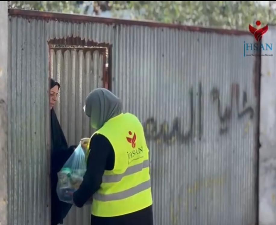 إحسان للإغاثة الإنسانية تواصل العطاء
يوم الثلاثاء 20 يناير 2026، قدّمت إحسان للإغاثة الإنسانية سلات غذائية لعدد من العائلات المهجّرة في خيام النزوح جنوب القطاع، دعمًا لصمودهم وتخفيفًا لمعاناتهم في ظل الظروف الصعبة.
معًا نصنع الأمل ونخدم الإنسان