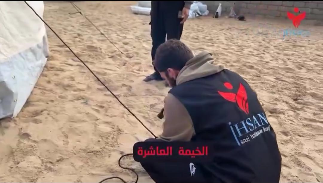 إحسان للإغاثة الإنسانية تنفذ مشروع تركيب خيام للنازحين جنوب قطاع غزة