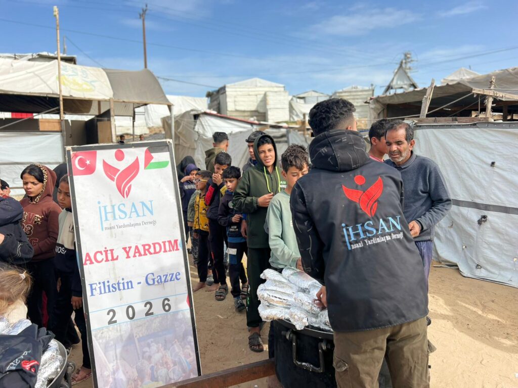 في اليوم الثاني للتكية في مخيم النواصي خانيوس