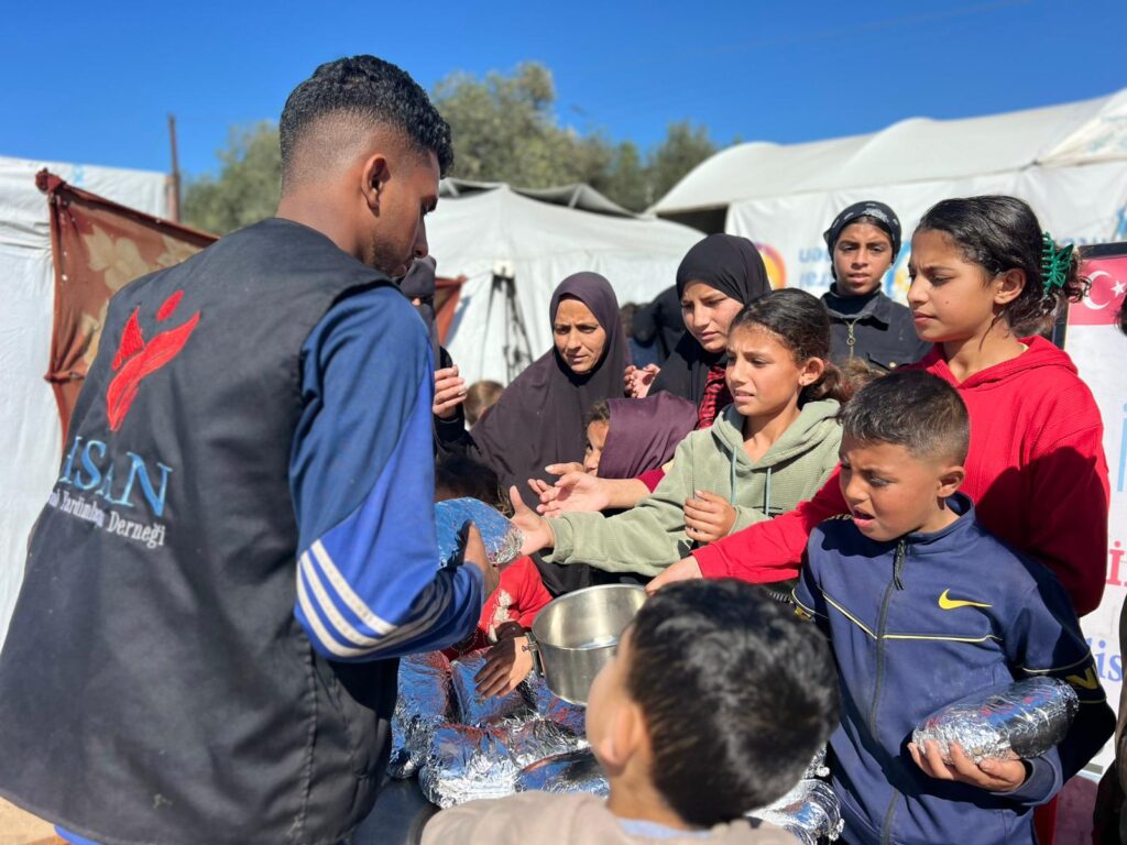 تواصل جمعية إحسان للإغاثة الإنسانية توزيع الوجبات الساخنة للنازحين والمتضررين جنوب قطاع غزة ضمن برامجها الإغاثية لدعم الأسر الأكثر احتياجًا