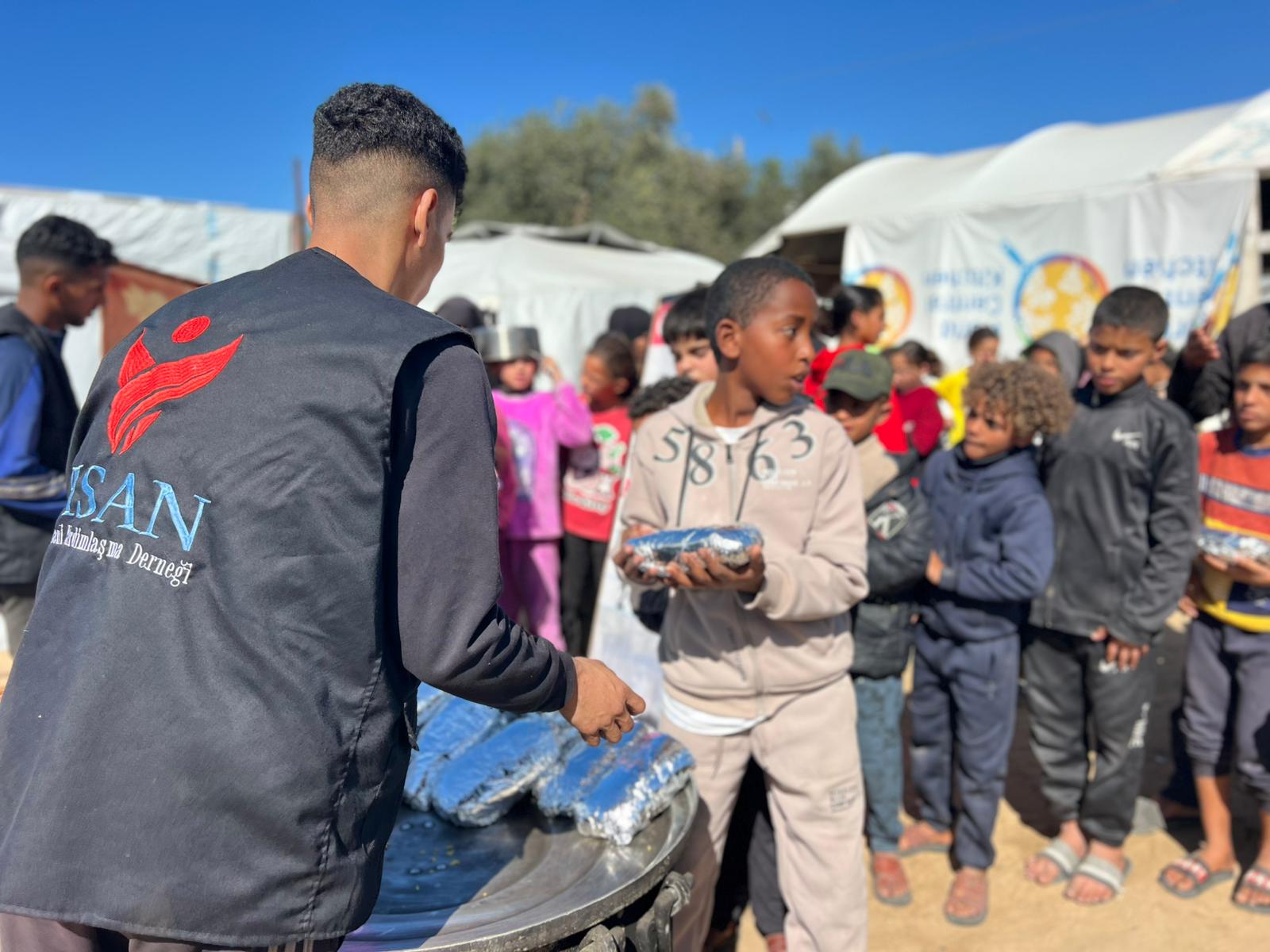 إحسان للإغاثة الإنسانية تواصل توزيع الوجبات الساخنة للنازحين جنوب قطاع غزة