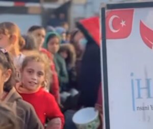 إحسان للإغاثة الإنسانية تواصل تقديم وجبات الإفطار للنازحين جنوب قطاع غزة