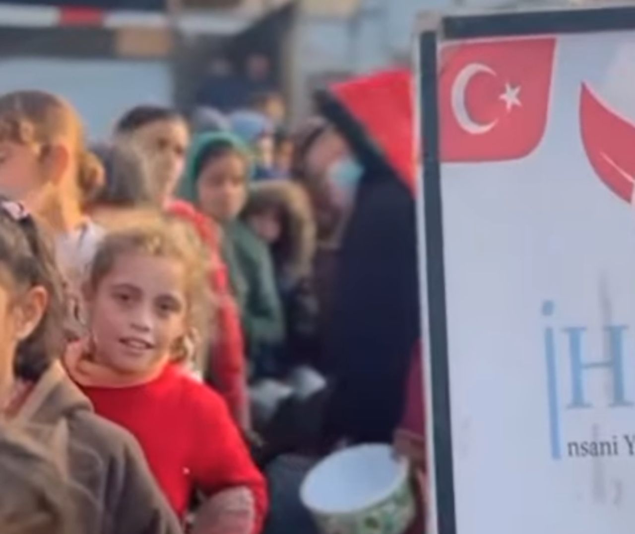 إحسان للإغاثة الإنسانية تواصل تقديم وجبات الإفطار للنازحين جنوب قطاع غزة